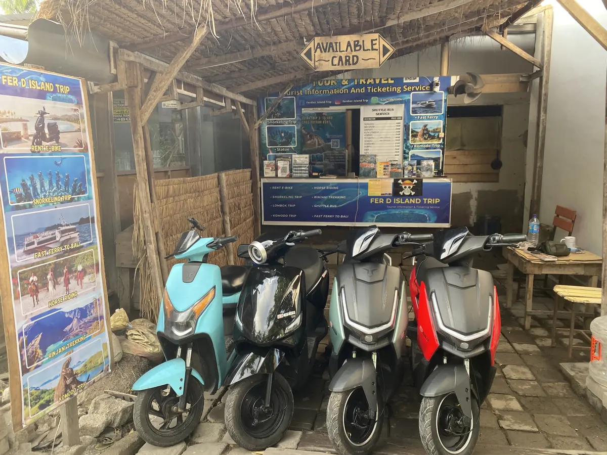 Fer D Island Trip Official Office and Desk in Gili Trawangan